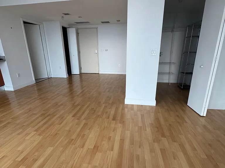 185 SW 7th St #3200 — Photo 10