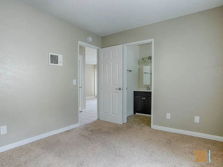 4255 Winona Ave — Photo 5