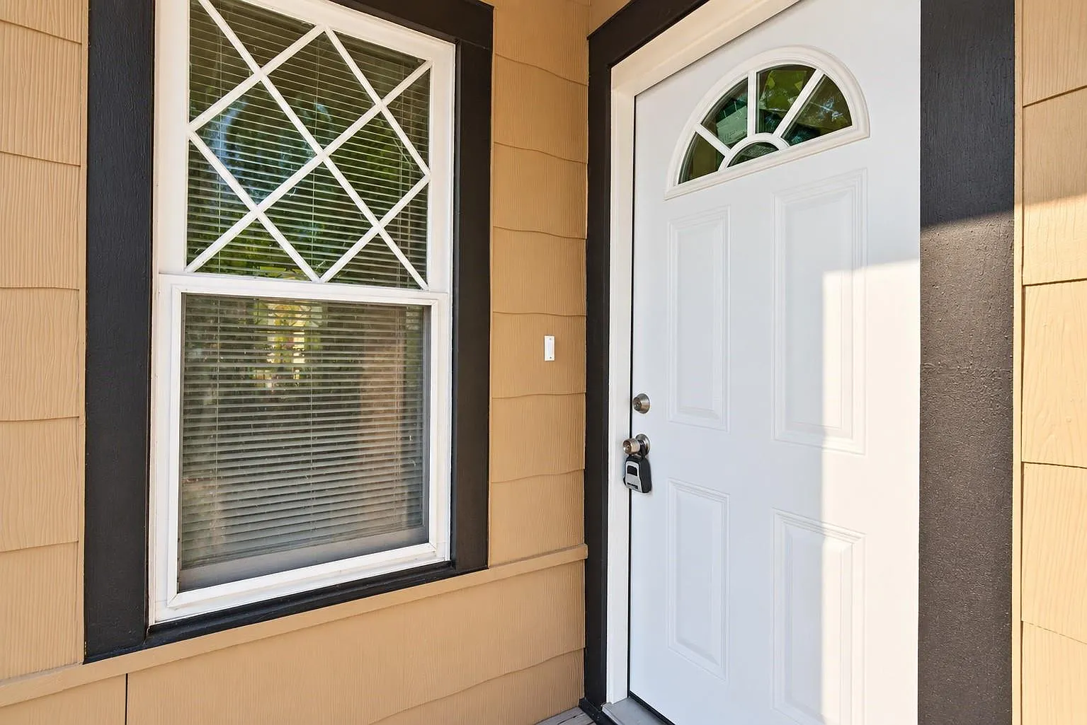 4 bed, 2.0 bath, 1370 sqft, $2,300 — Photo 2
