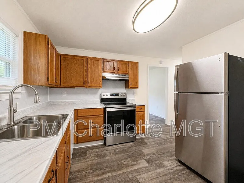 2 bed, 1.0 bath, 695 sqft, $1,080 — Photo 3