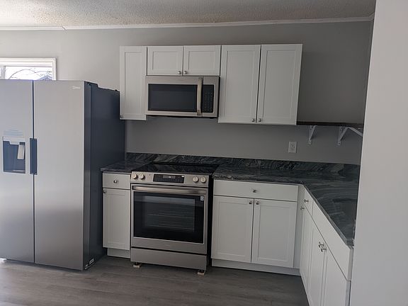 3rd image of 106 Clarine Dr