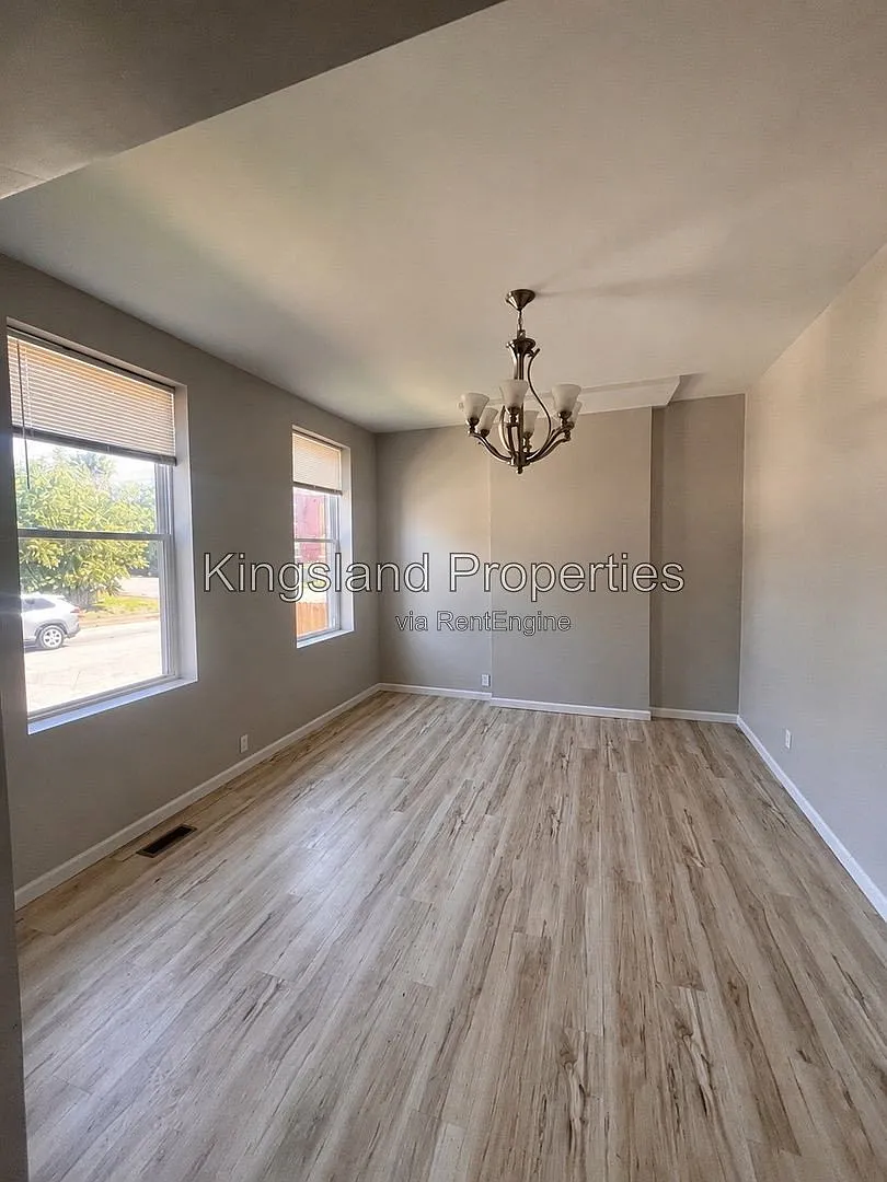 2 bed, 1.0 bath, 1000 sqft, $1,050 — Photo 2