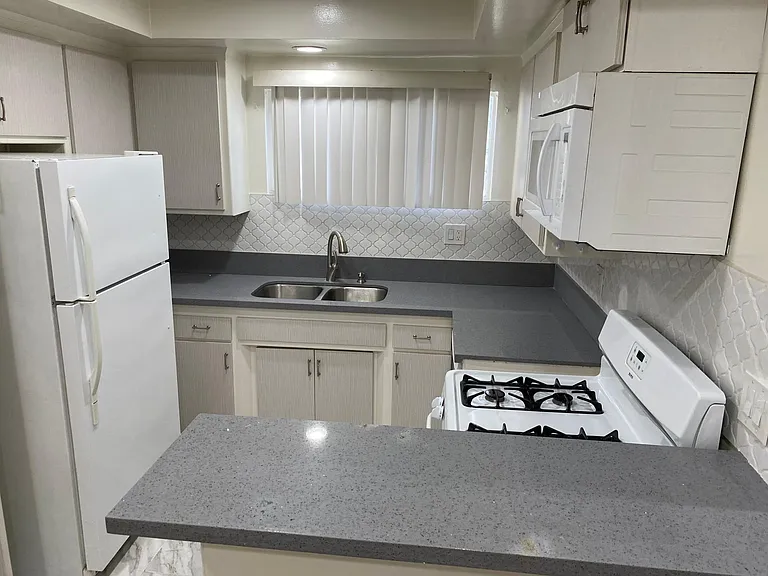 7705 Romaine St #5 — Photo 2