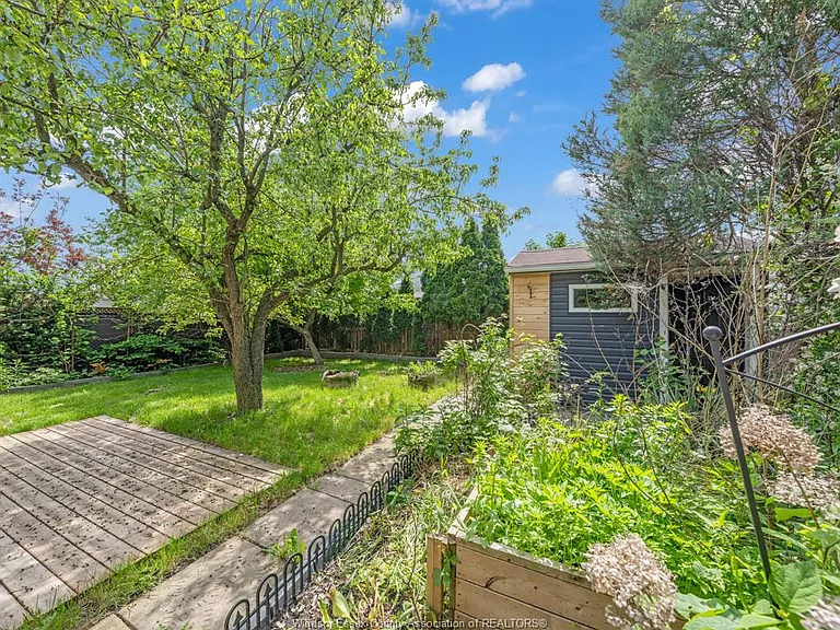 2823 Garvey Cres — Photo 45