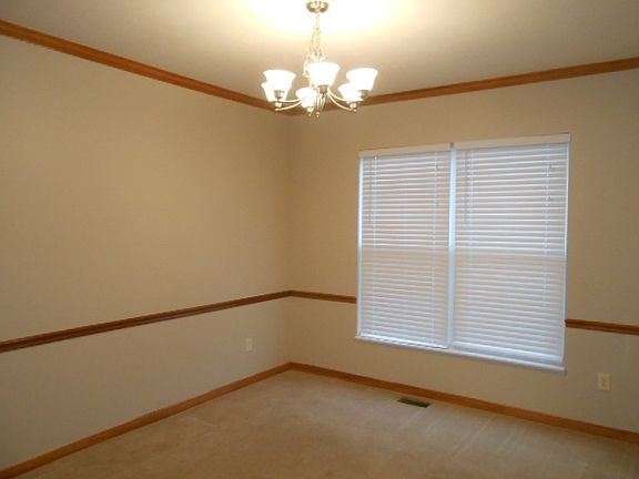 4th image of 207 Fox Glen Dr W