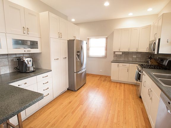 5th image of 132 E Van Buren St