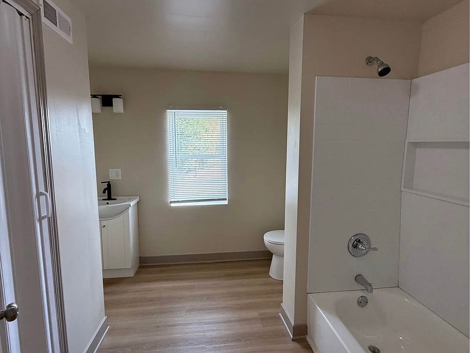 2nd image of 423 Marion Ave #3