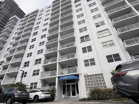 3rd image of 200 S Birch Rd APT 211