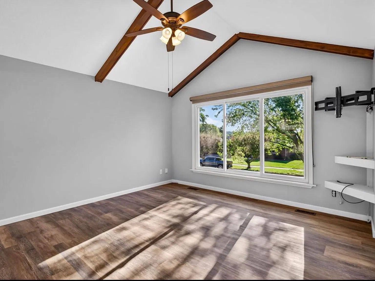 4 bed, 2.5 bath, 1612 sqft, $2,400 — Photo 3