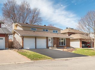 853 Acadian Gdns, Ottawa, ON K1C 2V7