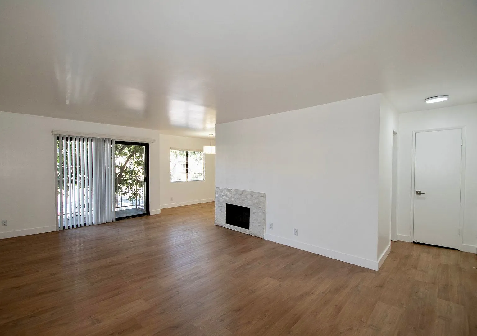 15128-44 Burbank Blvd — Photo 2