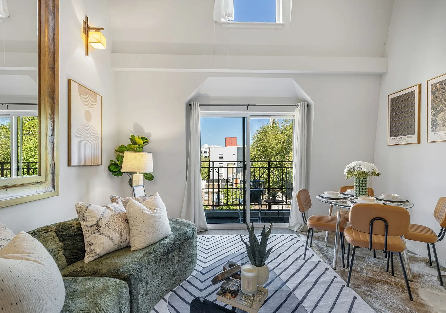 Top-Floor Montreux Condo for Rent Straight-On Space Needle Views in the Heart of Belltown — Photo 4