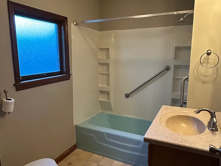 338 N Poplar St — Photo 5