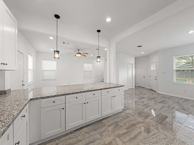 323 Gabriel St #101 — Photo 11