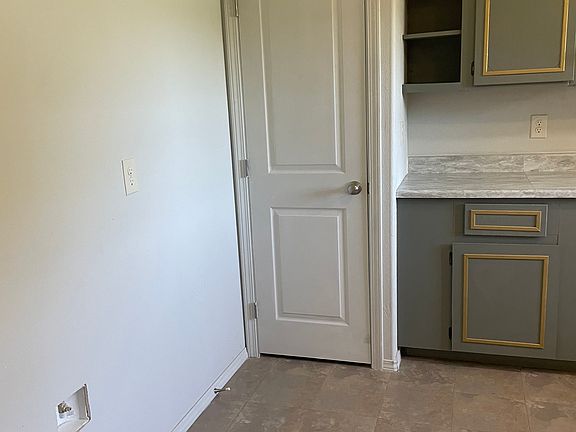 4th image of 2126 W Buena Vista Ave