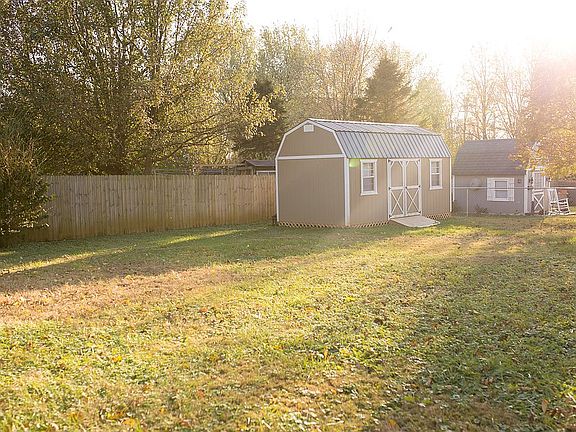 3rd image of 137 Hillcrest Dr