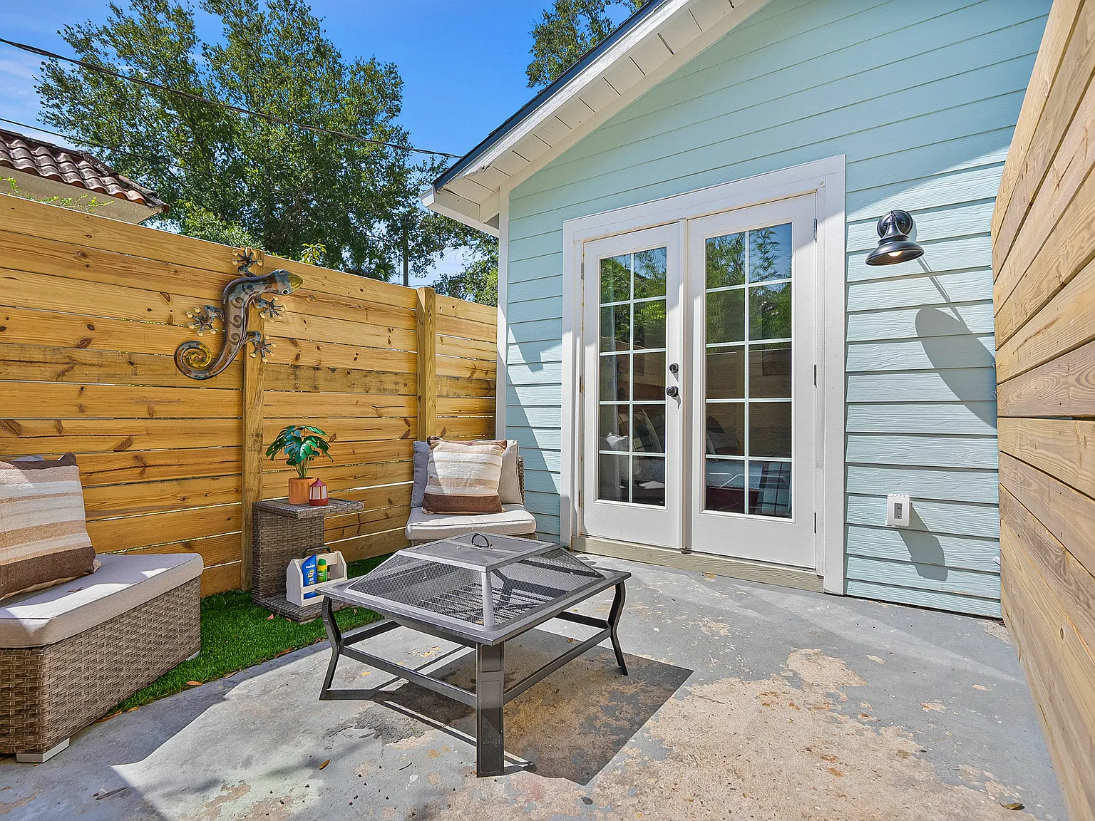 2 bed, 600 sqft, $2,100 — Photo 2