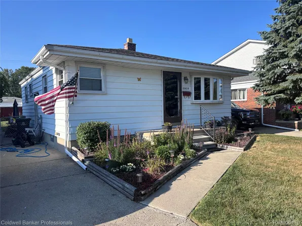 22829 Arcadia St, Saint Clair Shores, MI 48082