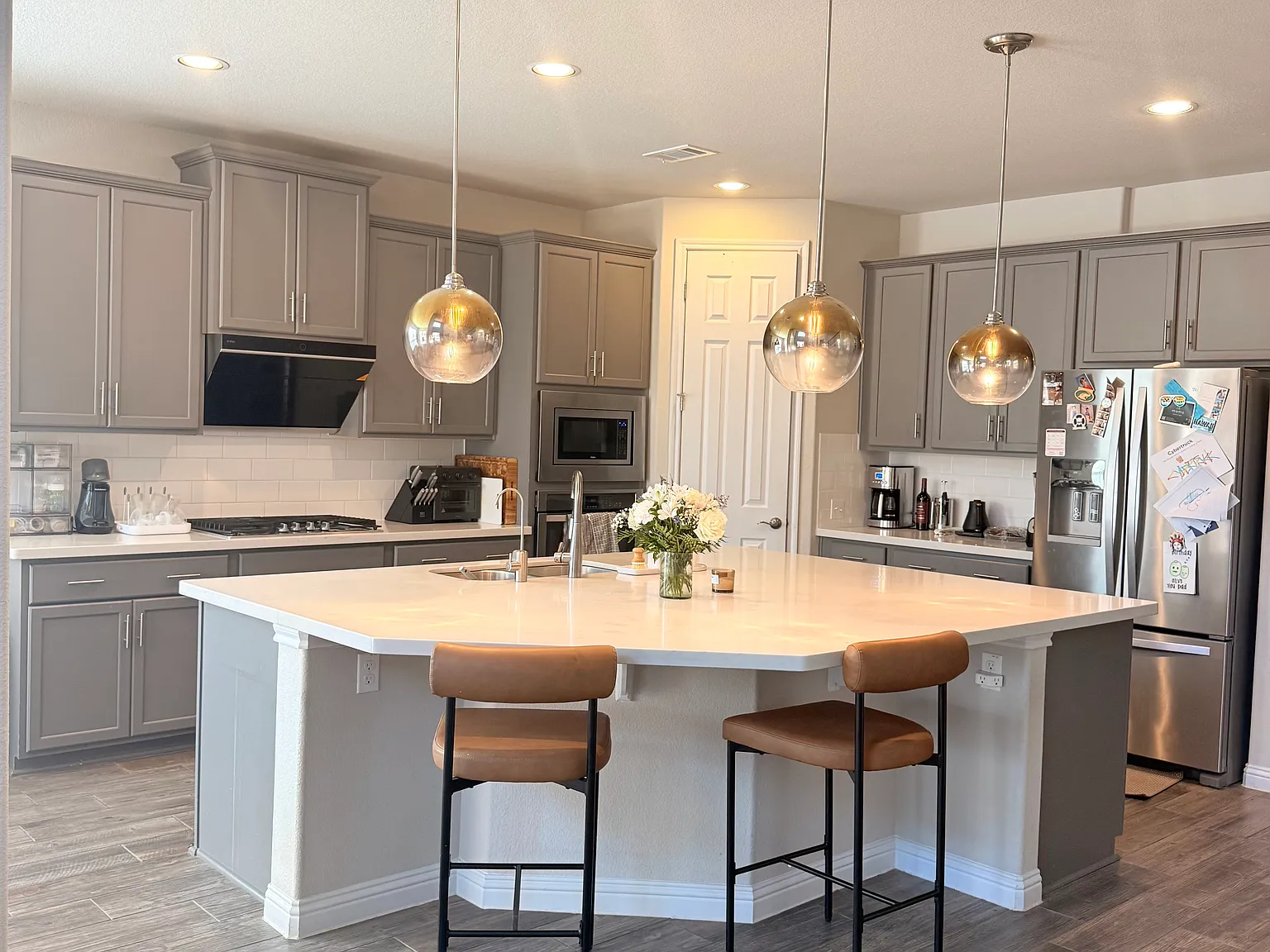4 bed, 3020 sqft, $3,350 — Photo 3