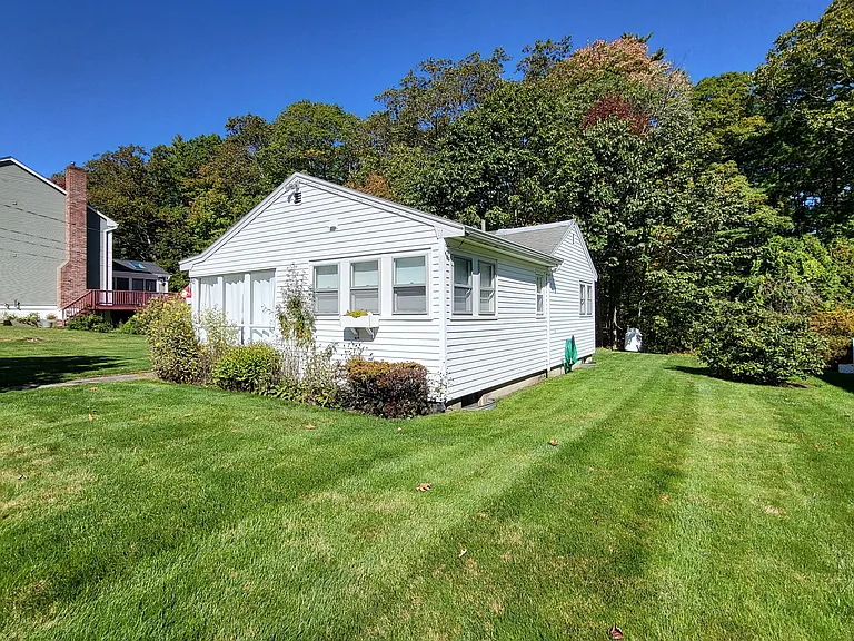 92 Bourne Ave — Photo 16