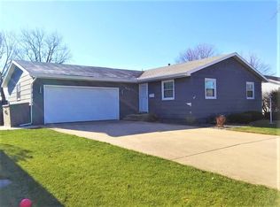 938 25th St, Peru, IL 61354