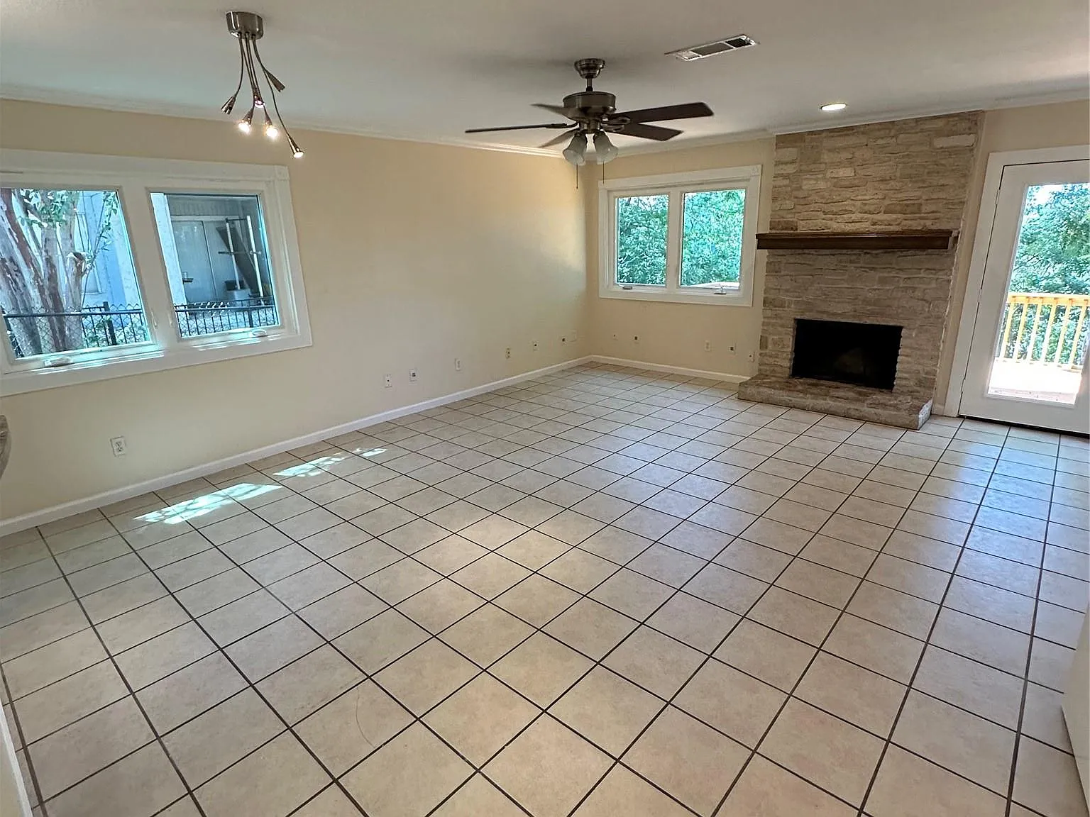 3529 N Hills Dr — Photo 3