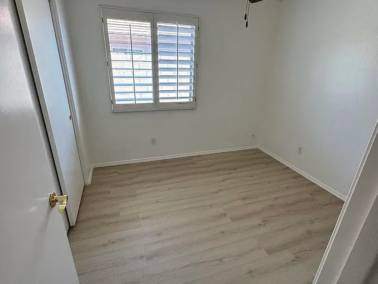 1338 E 10th Pl — Photo 16