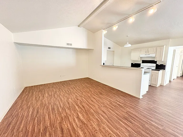 658 Stonehenge Dr — Photo 2