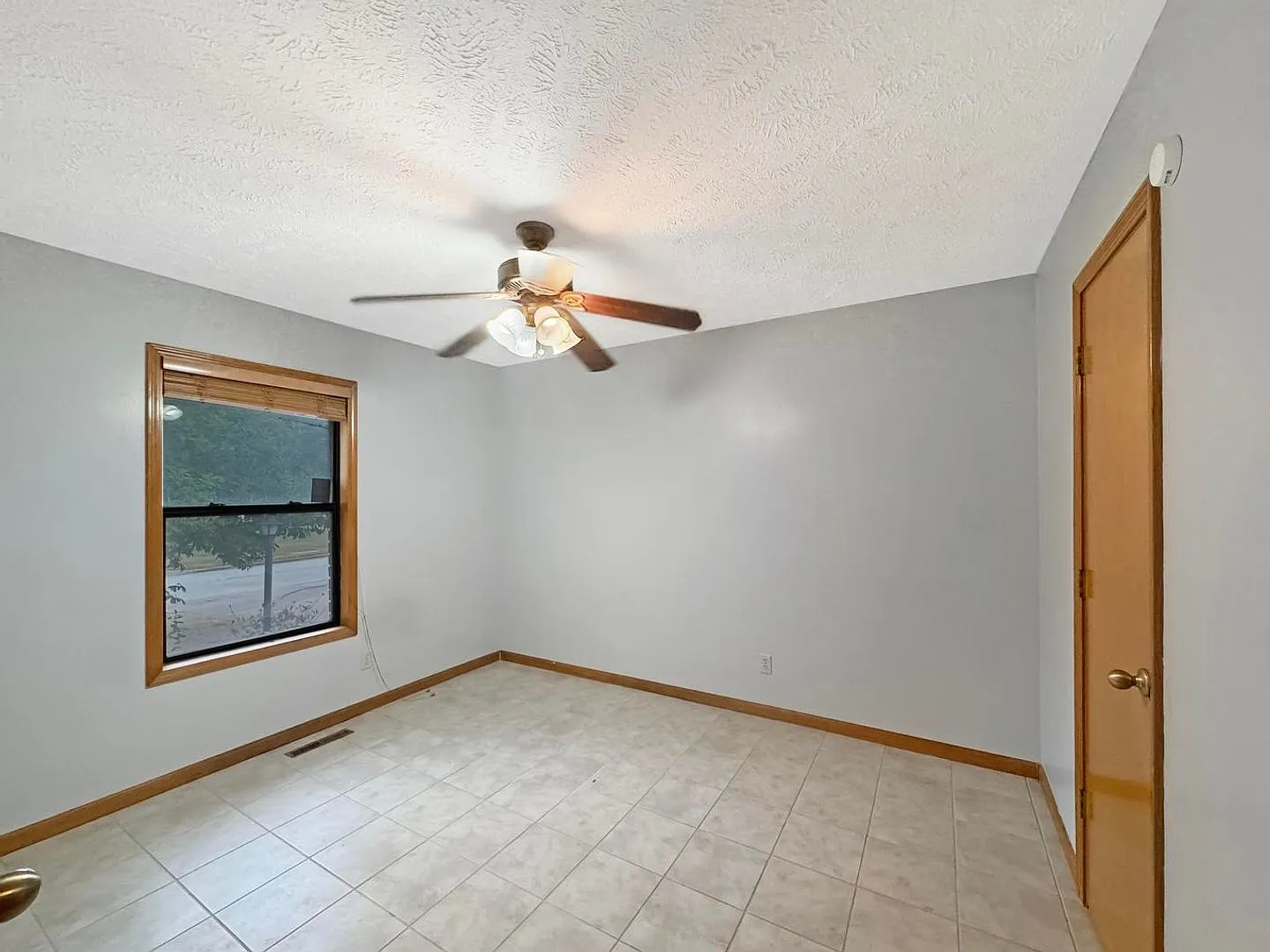 Beautiful 3 Bedroom Home with Fenced Yard & 2-Car Garage in Central West Springfield! — Photo 3