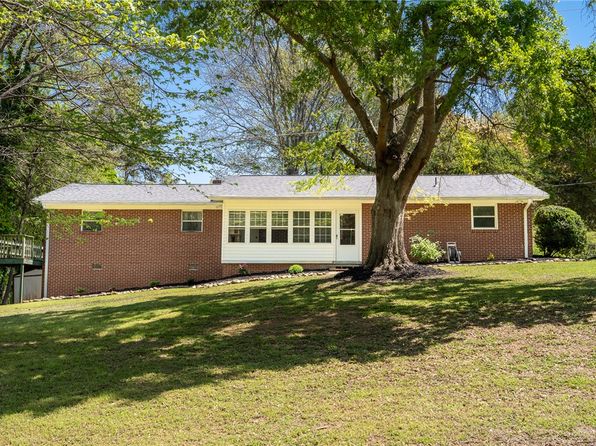 103 Pineknoll Dr, Seneca, SC 29672