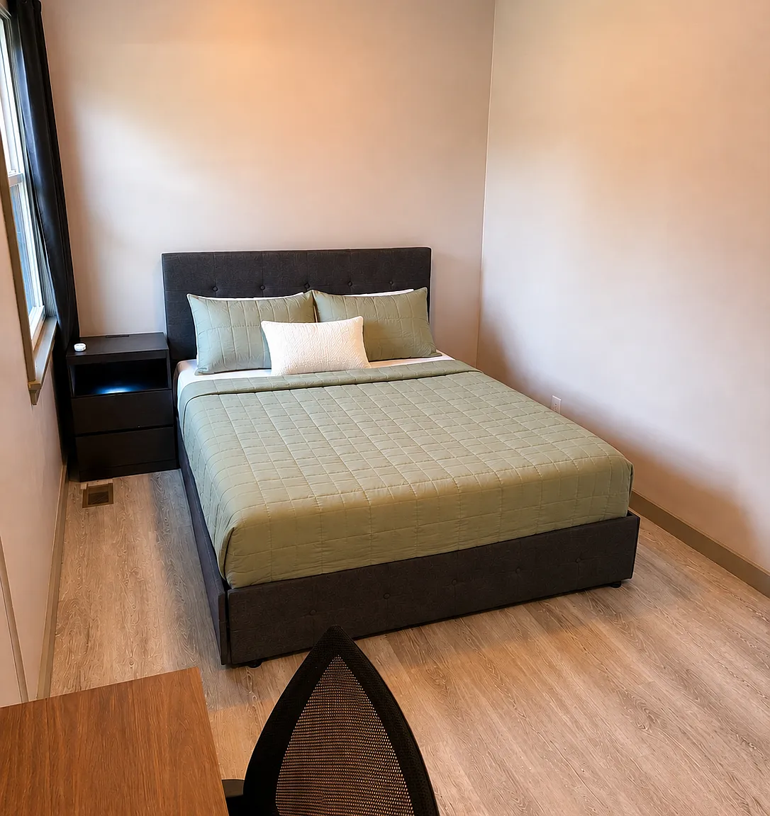 7 bed, 2100 sqft, $1,000 — Photo 1