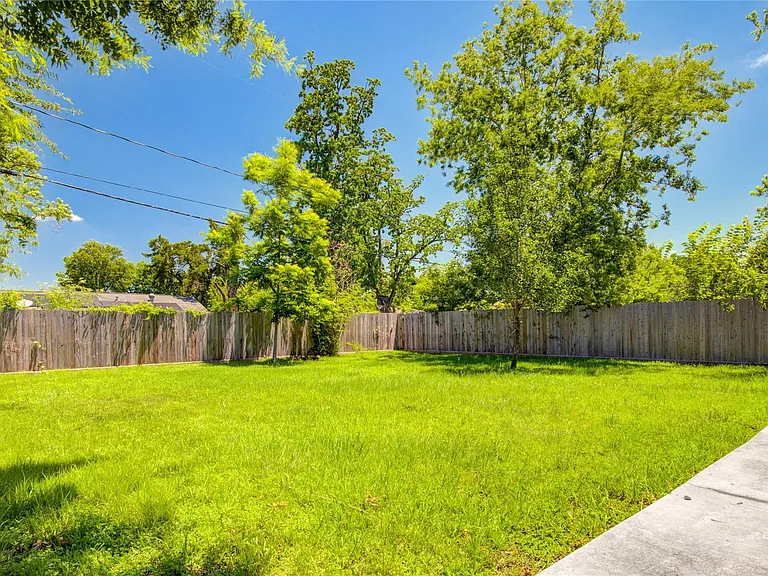 8921 Oak Knoll Ln — Photo 13