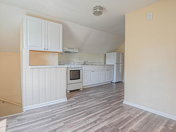 2nd image of 401-403 Poplar St Unit 3