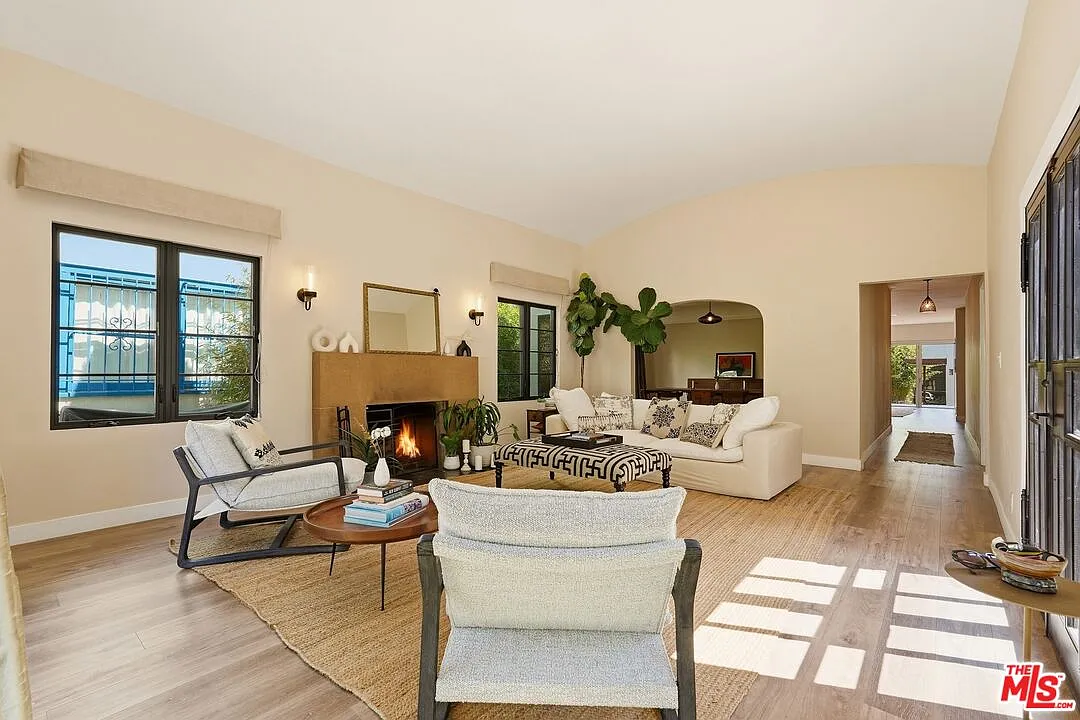 3 bed, 2.5 bath, 2542 sqft, $9,800 — Photo 3