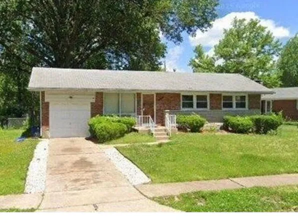 1229 Lang Dr, Saint Louis, MO 63135