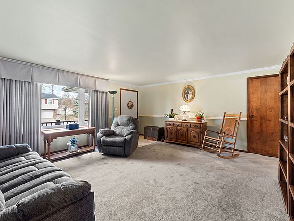 3rd image of 570 Concord Pl