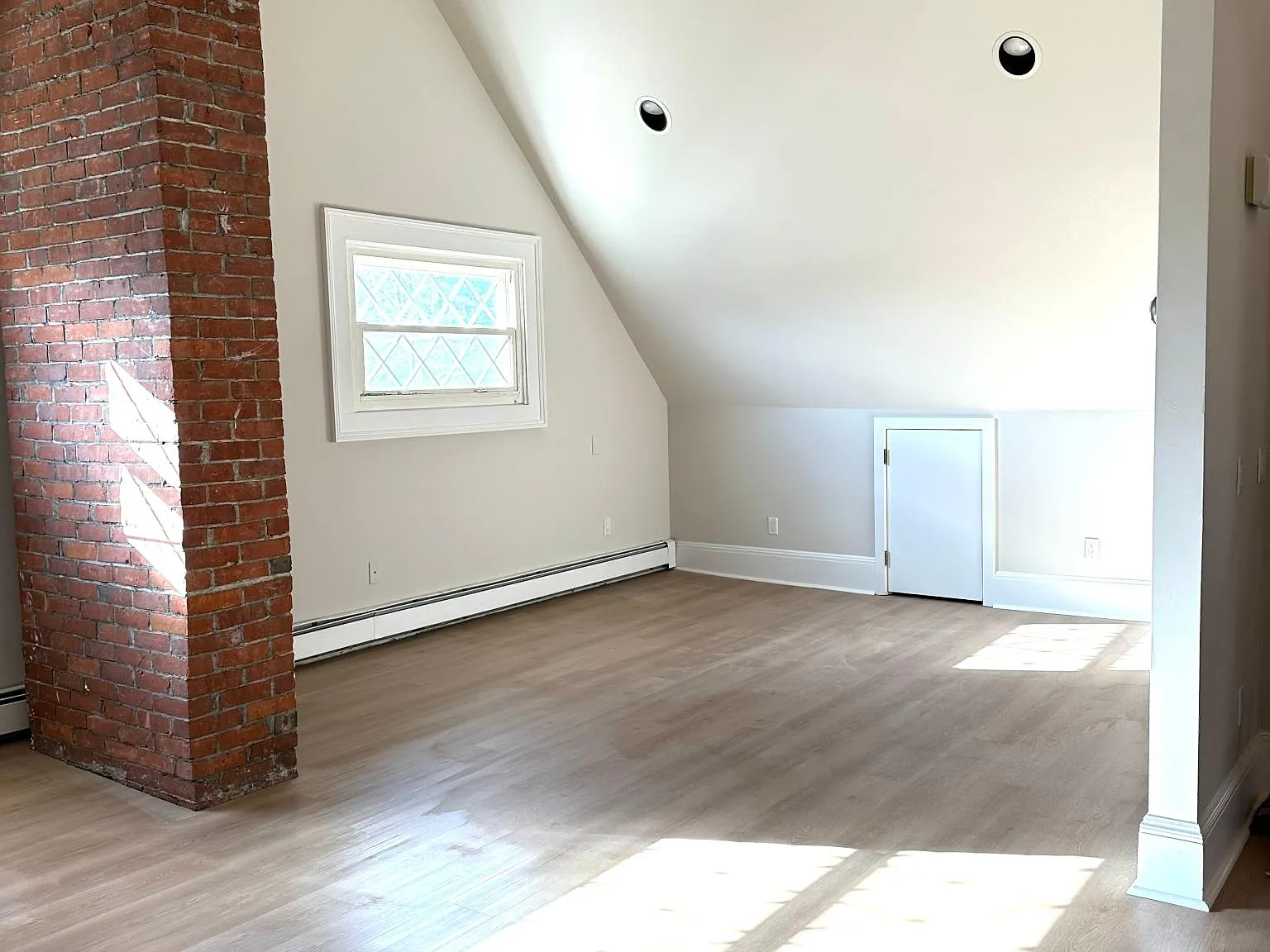 Studio, 832 sqft, $1,900 — Photo 2