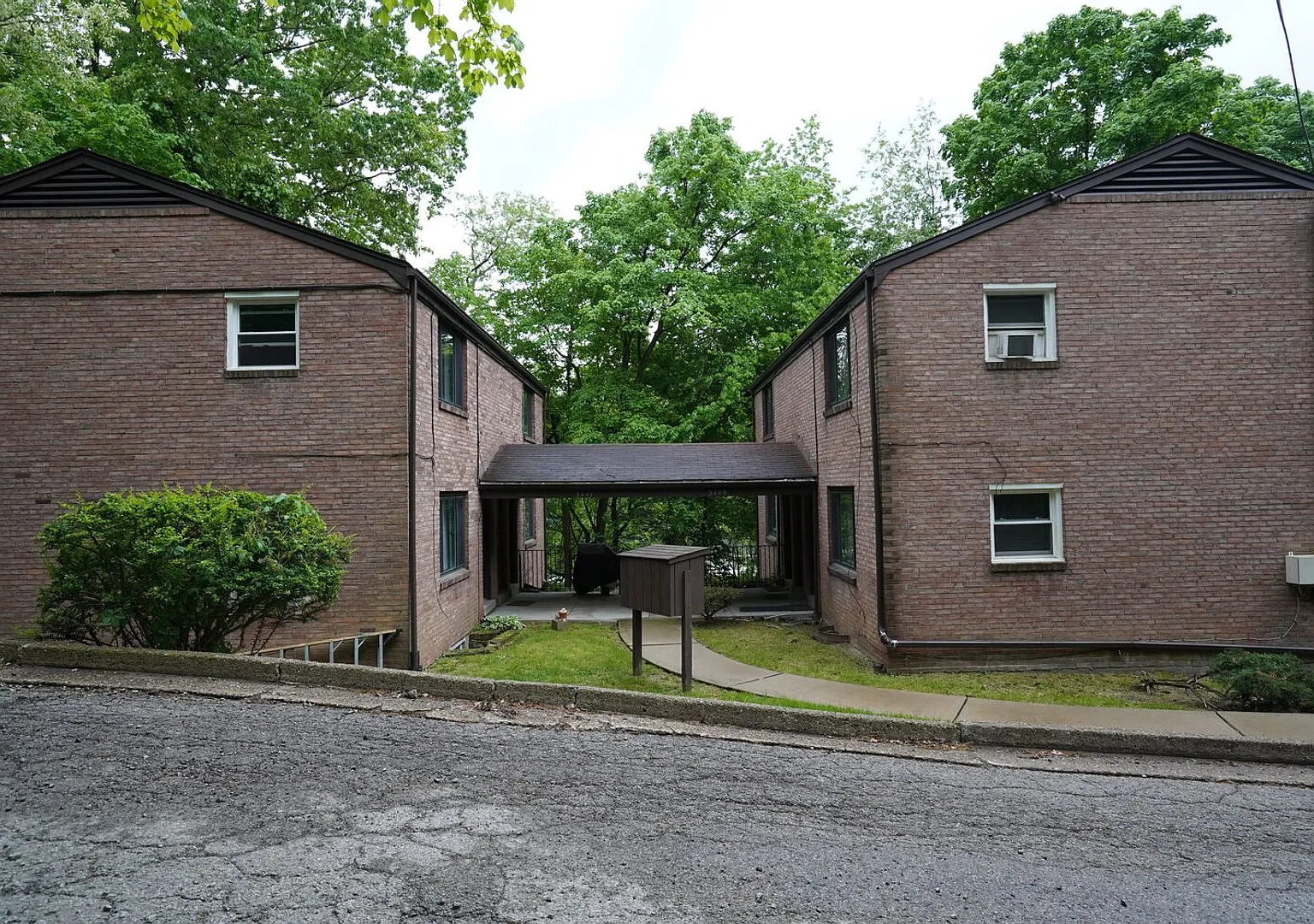 3447-3453 Evergreen Rd — Photo 2