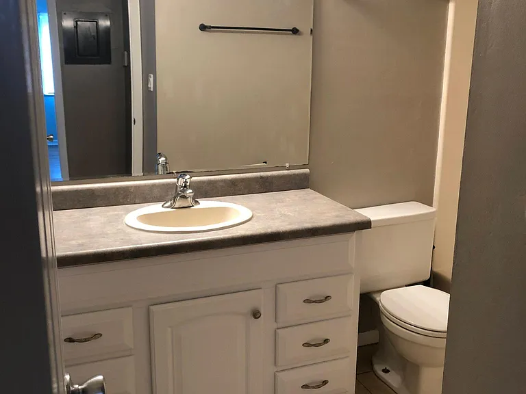 Bathroom with tub/shower