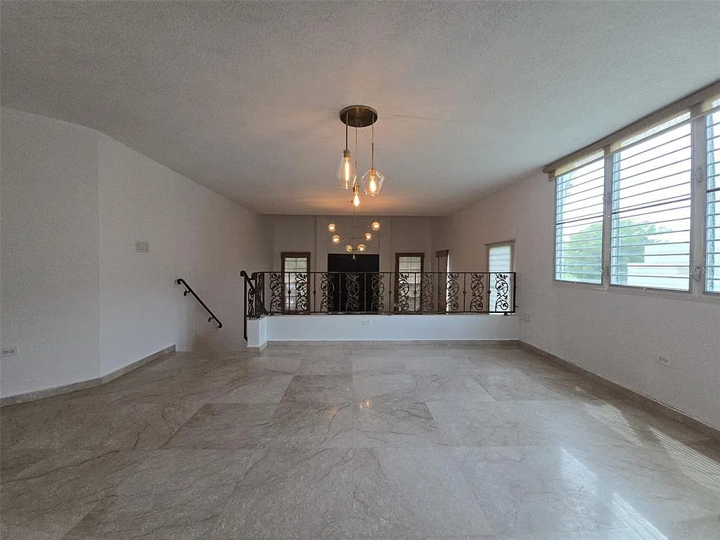 4 bed, 2.5 bath, 2426 sqft, $4,500 — Photo 3