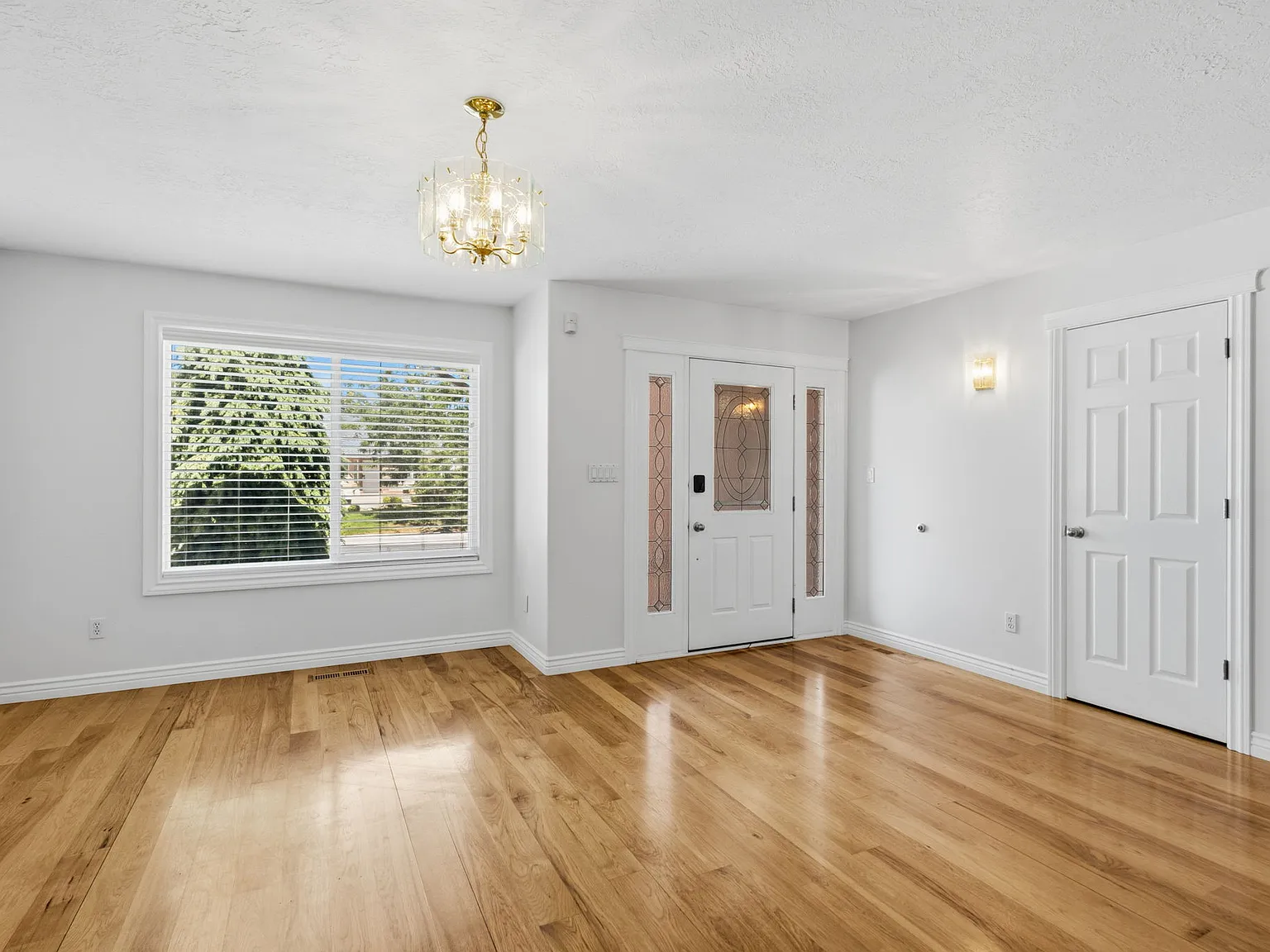 3 bed, 2061 sqft, $2,200 — Photo 3