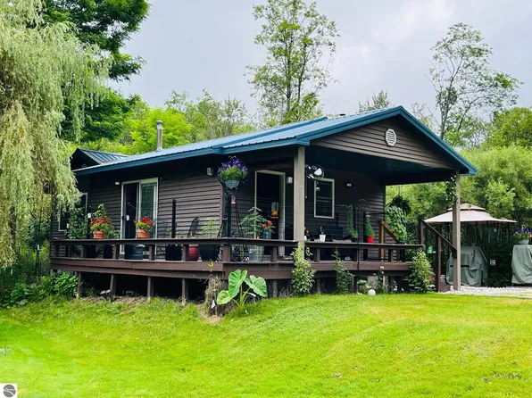 16839 Riverbank Ln, Leroy, MI 49655