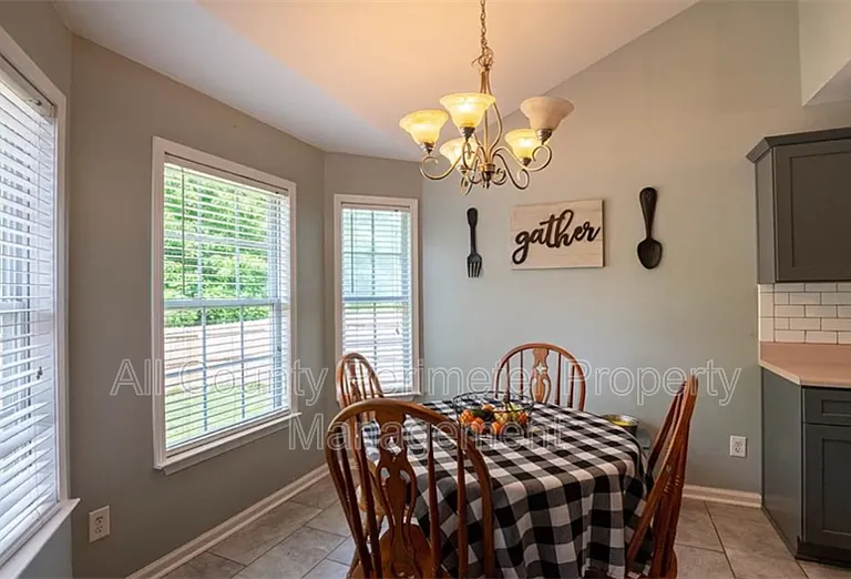 708 Riverside Dr NW — Photo 5