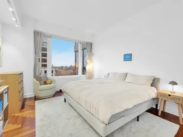 220 Riverside Boulevard image 5 of 14