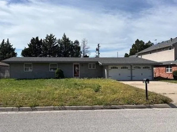 13 Cherokee Ln, Hutchinson, KS 67502