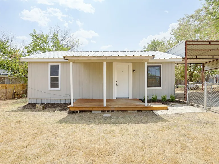 221 Porter Dr — Photo 3