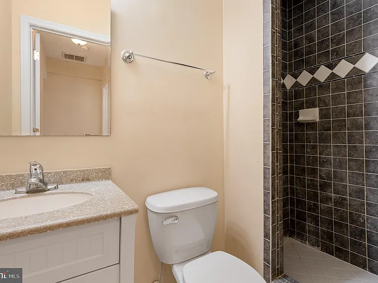 1123 W Lombard St — Photo 27
