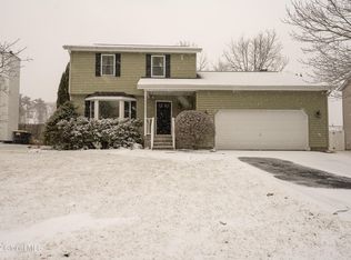 24 Valleywood Dr, Niskayuna, NY 12309