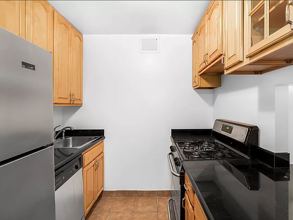 3rd image of 280 Rector Pl APT 2I