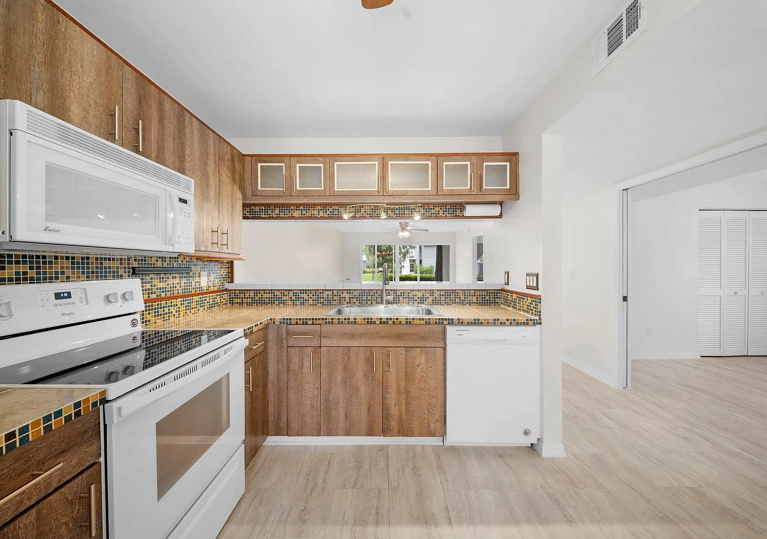 Beautiful 3 bedroom 2 bathroom Condo in South Fort Myers with lake view — Photo 4